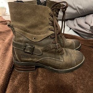 Taos boots… the perfect fall/spring booty! Goes with everything.